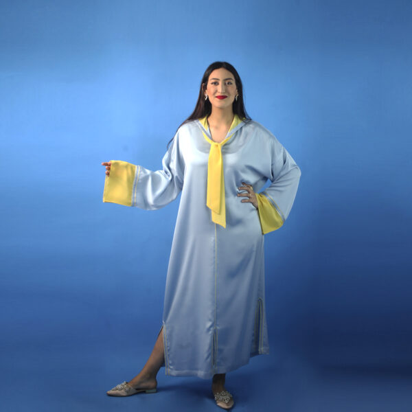 Hooded tie Djellaba with yellow muslin sleeves, and three hem splits.